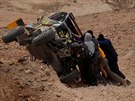 Patrick Becquart  v problémech v páté etap Rallye Dakar.