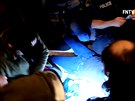 VIDEO: Policisté zachraují enu postelenou v Kapitolu