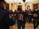 Protestující vtrhli do budovy amerického Kapitolu, kde Kongres potvrzuje...