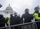 Americká policie se ped budovou Kapitolu ve Washingtonu stetla s...