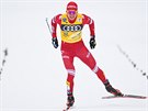 Ruský bec na lyích Alexandr Bolunov se blíí do cíle vítzného závodu na 15...