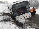 Autobus sjel na Jesenicku do pkopu, cestujc kvli zablokovanm dvem zprvu...