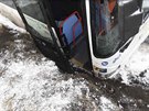 Autobus sjel na Jesenicku do píkopu, cestující kvli zablokovaným dveím zprvu...