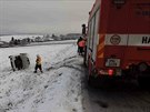 Na Olomoucku vyjelo auto ze silnice a skonilo pevrcen na boku v poli.