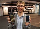 Nejstarí mobilní telefon Samsung SH-100 a jeho nejmladí bratr Samsung Galaxy S