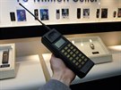 Nejstarí mobilní telefon Samsung SH-100 v muzeu Samsung