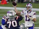 Josh Allen z Buffalo Bills pihrává v zápase s New England Patriots.