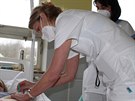 Lkaka nchodsk nemocnice Andrea Adamov ped operac aplikuje pacientce...