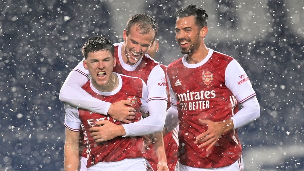 Fotbalisté Arsenalu se radují ze vst�eleného gólu.