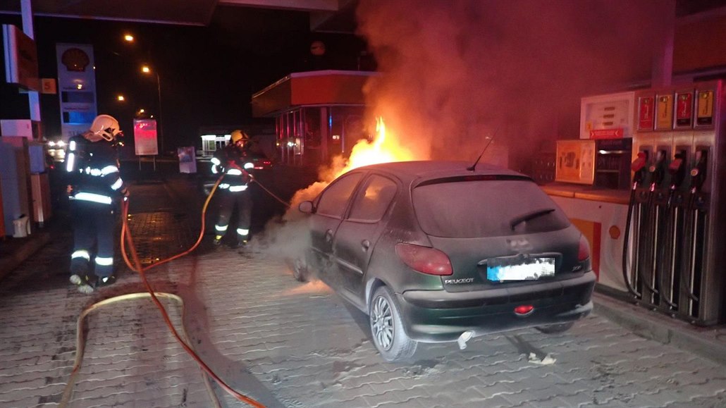Automobil peugeot se vznítil přímo mezi stojany na čerpací stanici ve Zlíně....