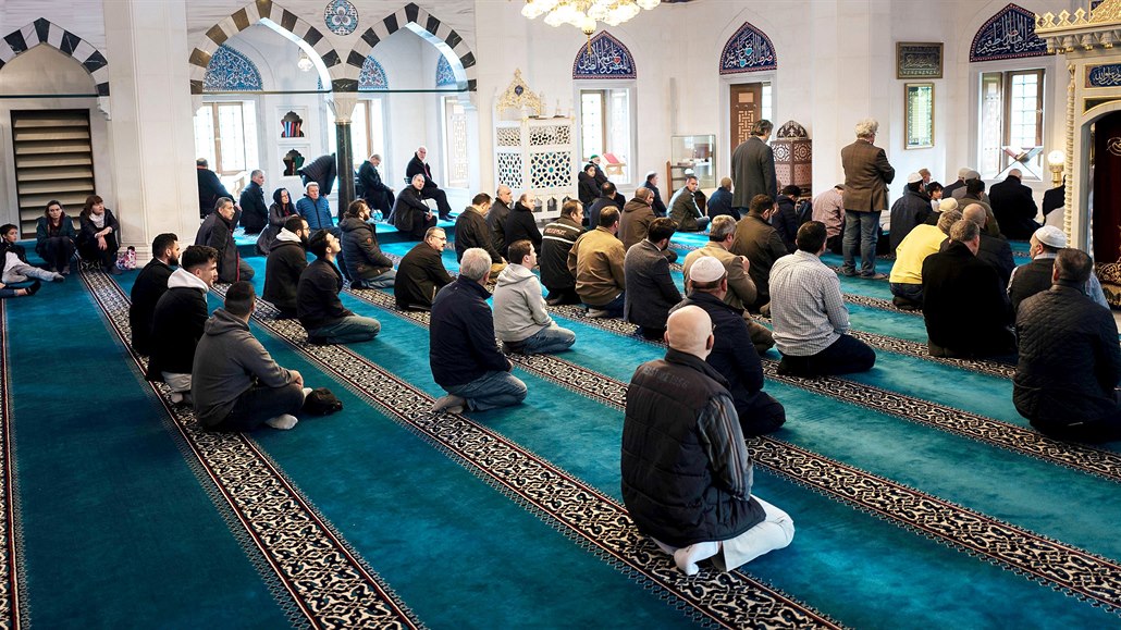 Muslimové se modlí v meit Sehitlik v nmeckém Berlín (3. íjna 2018)