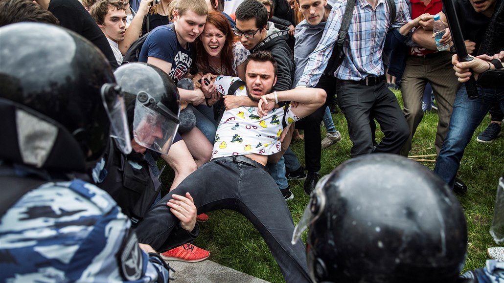 Policisté se pi demonstraci v Moskv snaí zadret opoziního aktivistu...