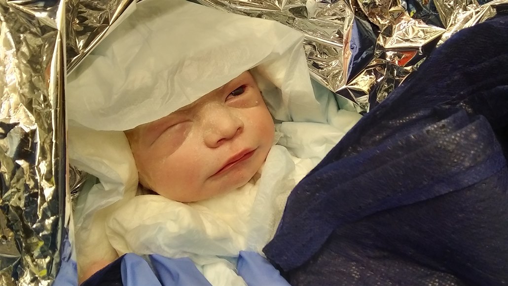 Prvním letošním miminkem, které se narodilo záchranářům na Vysočině v sanitce,...