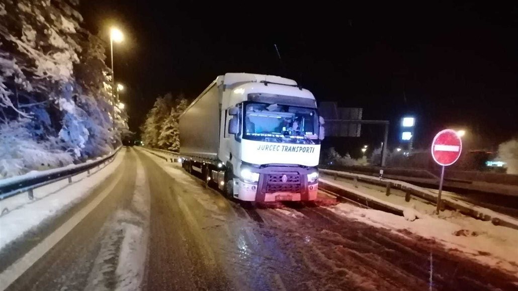 Během sněžení mnozí řidiči odstavili kamiony přímo na dálnici. Policie rozdala...