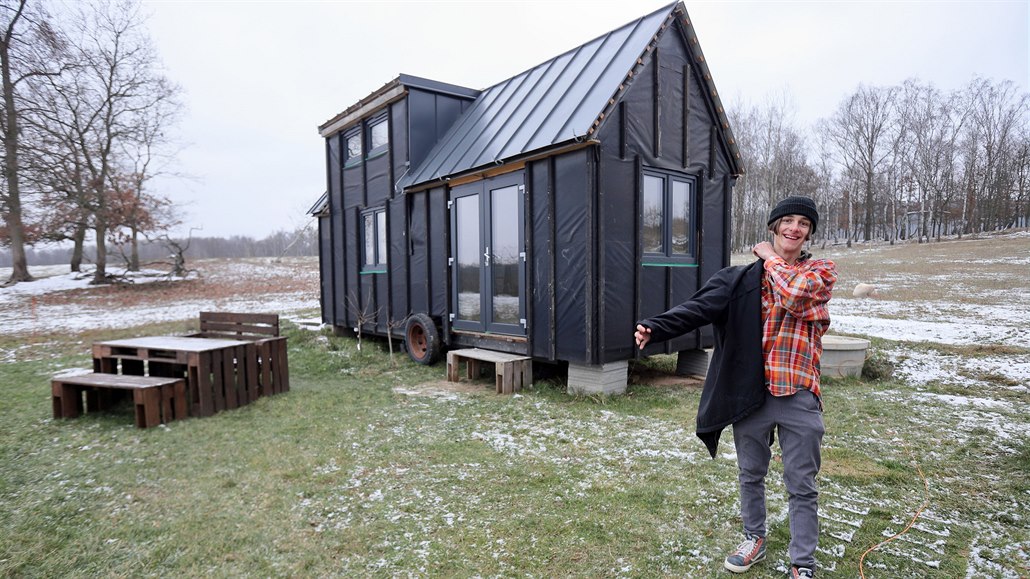 Sedmnáctiletý Radek Pospíšil si sám postavil domek - tiny house.