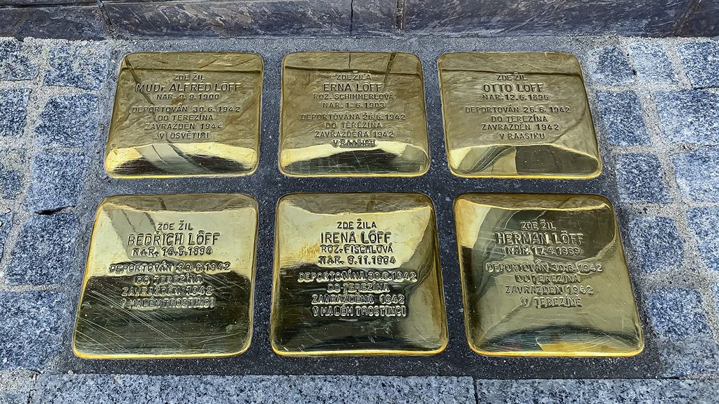 Kameny zmizelých v Kroměříži nainstalovali před domem ve Vodní ulici.