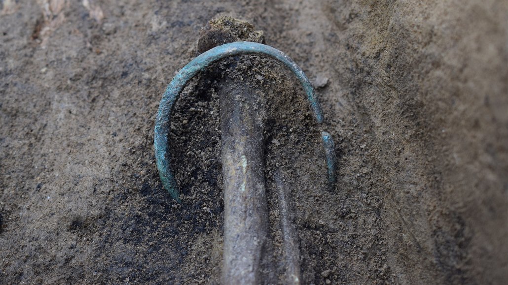 Archeologové našli u Mořic mimo jiné hrob se zaoblenými rohy se zbytky kostry...