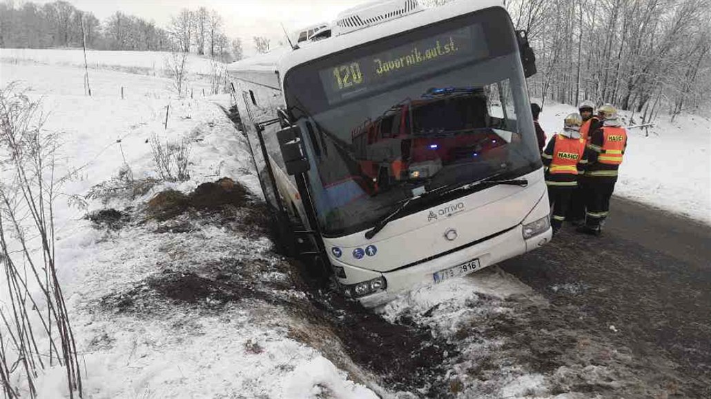 Autobus sjel na Jesenicku do příkopu, cestující kvůli zablokovaným dveřím zprvu...