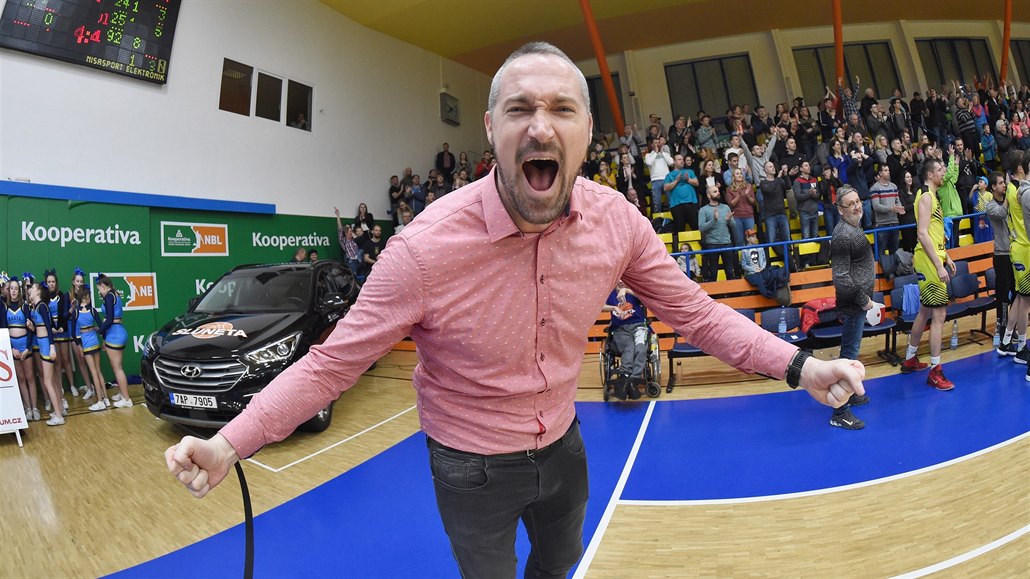 Ústecký šéf Tomáš Hrubý slaví výhru v derby s Děčínem.