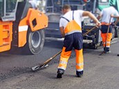 esko obkrouen silnicemi. Rychlostn komunikace propoj krajsk msta