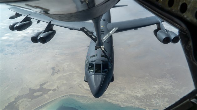 Americk strategick bombardr B-52 Stratofortress dopluje palivo bhem demonstrativnho peletu nad Perskm zlivem. (30. prosince 2020)