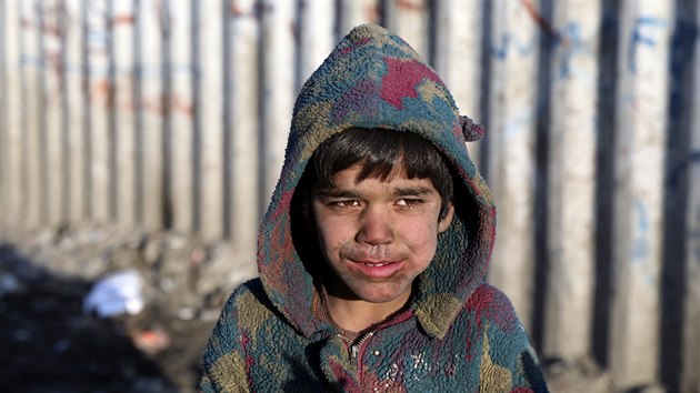 Afghnsk chlapec uprchlickm tboe v Kbulu (30. prosince 2020)