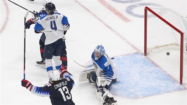 Americk hokejista Cole Caufield se raduje z glu proti Finsku.