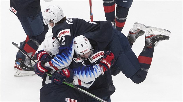 Radost americkch hokejist z vtznho glu proti Finsku.