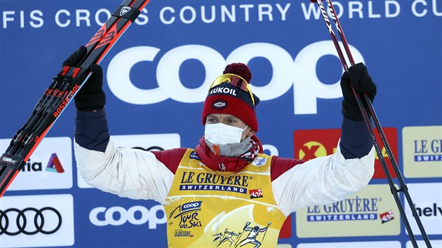 Alexandr Bolunov oslavuje triumf v zvodu na 15 km voln na Tour de Ski.