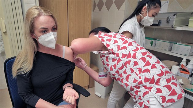 Očkování zdravotníků vakcínou proti covid-19 v Karlovarské krajské nemocnici. (4. ledna 2021)