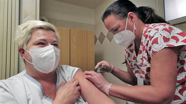 Očkování zdravotníků vakcínou proti covid-19 v Karlovarské krajské nemocnici. První očkovanou byla Lucie Růžičková, staniční sestra anesteziologie KKN. (4. ledna 2021)