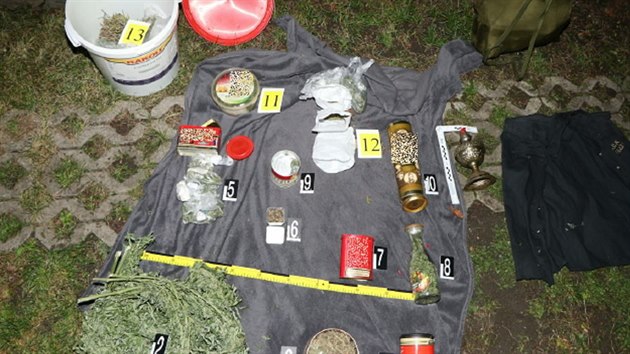 Drogy, které si pachatel schoval v zahrádkářské kolonii v Ostrově.
