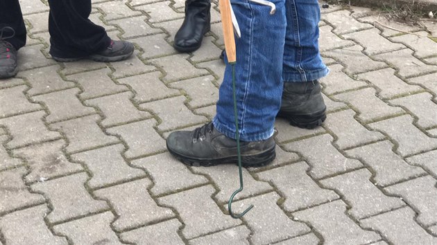 V sobotu dopoledne pátrají policisté, hasiči a dobrovolníci po hadovi, který na zahradě domu v Jenštejně kousl malé dítě. (2. ledna 2021)