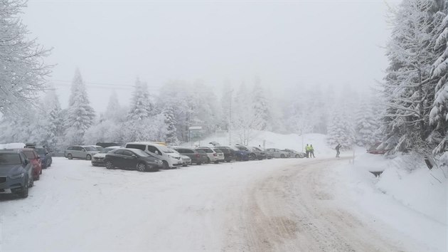 Lidé vyrazili do horských středisek, parkoviště, zde například v Orlických horách, jsou plná. (9. ledna 2021)