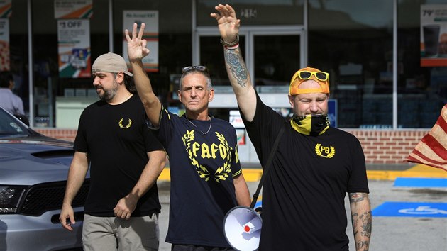 Stoupenci krajn pravicovho hnut Proud Boys protestuj v Oregonu proti koronavirovm opatenm. (31. prosince 2020)