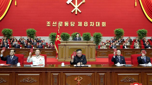 Na sjezdu vystoupil vdce KLDR Kim ong-un, kter v projevu zhodnotil spchy, ale tak piznal selhn. (6. ledna 2021)