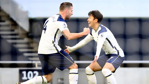 Toby Alderweireld (vlevo) a Son Heung-min se raduj ze tetho glu Tottenhamu.