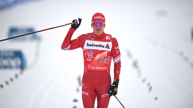 Rus Alexandr Bolunov se raduje z vtzstv v zvodu na 15 km klasicky na Tour de Ski.