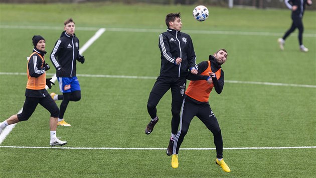 Fotbalist Olomouce zahjili zimn ppravu, Mojmr Chytil a Martin Sladk skkou k balonu v hlavikovm souboji.