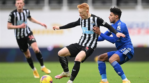 Matty Longstaff (uprosted) z Newcastlu se sna zpracovat balon.