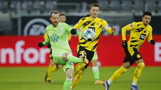 Maximilian Arnold (vlevo) z Wolfsburgu odehrv balon v zpase proti Dortmundu.