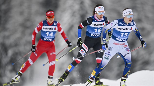 Kateřina Razýmová (uprostřed) běží stíhácí závod na deset kilometrů na Tour de Ski.