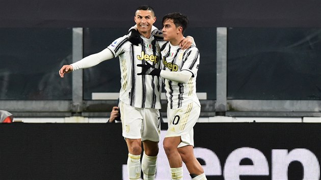 Cristiano Ronaldo (vlevo) a Paulo Dybala se raduj z glu Juventusu proti Udinese.