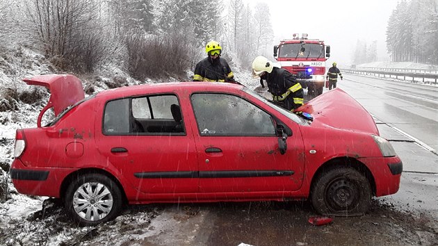 Na dálnici D1 došlo dnes dopoledne na 127 kilometru ve směru na Prahu k dopravní nehodě osobního automobilu. Při ní se zranila jedna osoba, která byla převezena sanitním vozem do nemocnice.