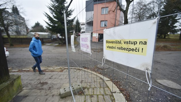 Obyvatele jihlavské ulice Jiřího z Poděbrad sice upozorňuje cedule na staveniště, už od roku 2018 na něm ale nikdo nepracuje.