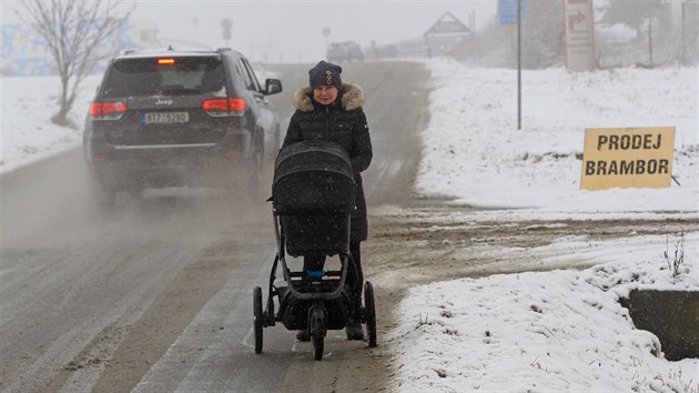 Zasnen silnice mezi Ostravou a Opavou. Na nkterch mstech v kraji snh komplikuje dopravu. (7. ledna 2020)