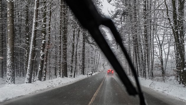 Snh zasypal i silnice na Trutnovsku. (7.ledna 2020)