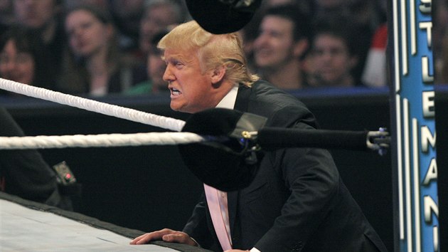 Trump na wrestlingové kašpařici. Jeho politický styl jí odpovídal.
