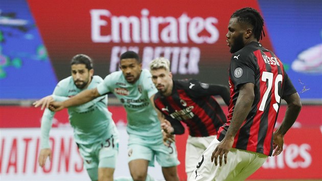 Franck Kessie z AC Miln promuje pokutov kop v utkn proti FC Turn.