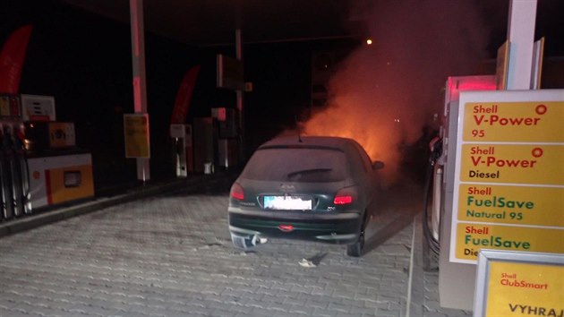 Automobil peugeot se vznítil přímo mezi stojany na benzinové pumpě ve Zlíně.